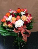 Bouquet with short stem roses in different colors