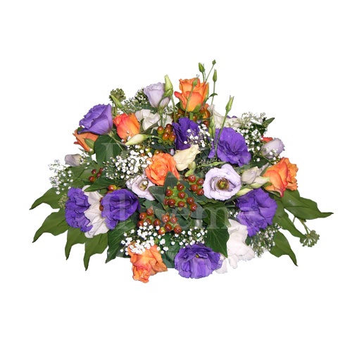 Foto Round centerpiece arrangement with fresh season flowers and candles