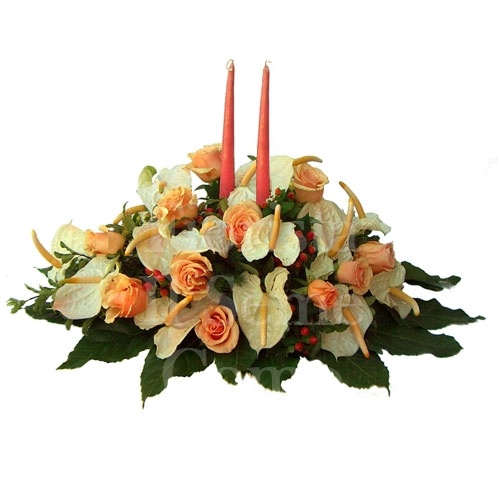 Foto Composizione centrotavola con fiori di stagione e frutta.