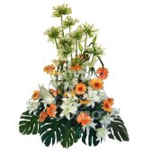 Sumptuous flower arrangement by the florist’s design