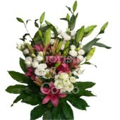 Mazzo di fiori assortiti con lilium.