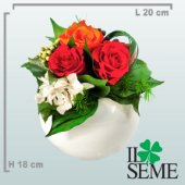 Composizione base sfera di ceramica bianca con rose stabilizzate