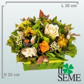 Composizione in cesto foglie con rose stabilizzate