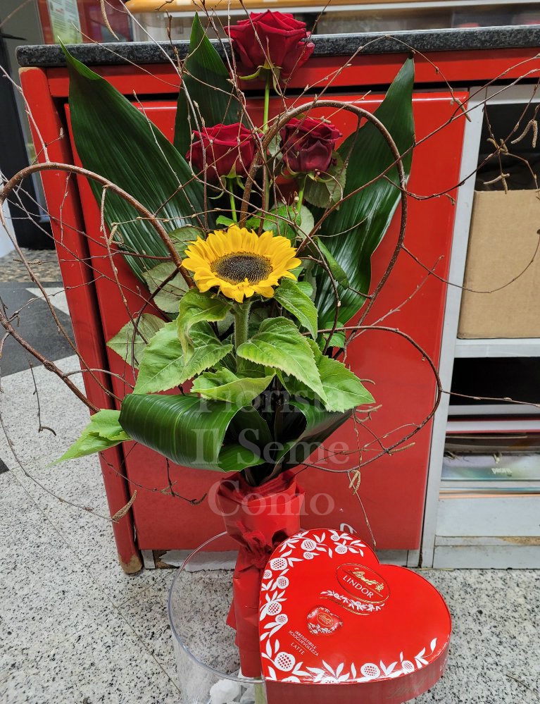 Foto Rose e girasole con cuore e cioccolatini