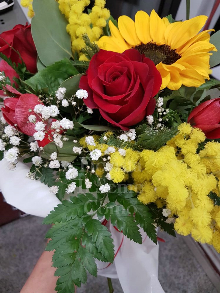 Foto Bunch of Roses, Sunflowers and Mimosa