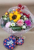 Bouquet misto con cuore di Baci